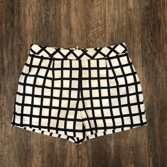Forever 21 Grid Print Crepe Shorts - M - Picture 6 of 7